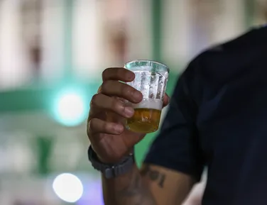 Jovens bebem menos álcool e usam mais cigarro eletrônico em Salvador - Imagem