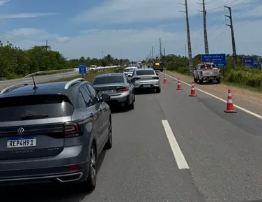 Engarrafamento tira paciência de motoristas na Linha Verde - Imagem
