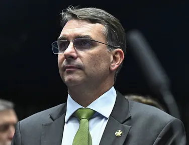 Flávio Bolsonaro nega atrito e reforça aliança com Tarcísio e Michelle - Imagem