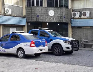 Corpo com marcas de tiros e facadas é encontrado no Largo do Tanque - Imagem