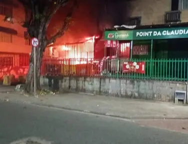 Incêndio destrói depósito com materiais de ambulantes em Salvador - Imagem