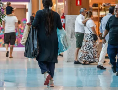 Fechamento de shoppings aos domingos acende embate entre lojistas e empregados - Imagem