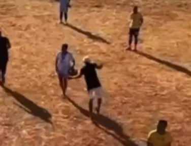 Vídeo registra assassinato de jovem durante partida de futebol na Bahia - Imagem