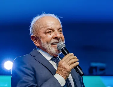 Lula passa por procedimento para tratar lesão na cabeça - Imagem