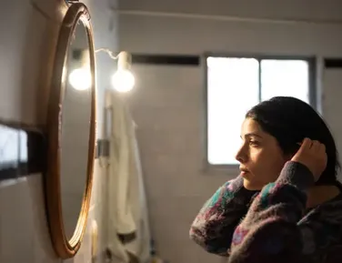 IA chega nos espelhos e muda autopercepção de pessoas cegas; entenda - Imagem