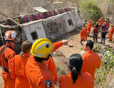 Ônibus com romeiros capota e deixa 15 mortos em Alagoas - Imagem