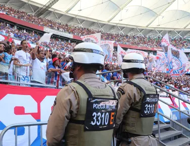 Torcedor do O'Higgins é preso ao imitar macaco na Fonte Nova - Imagem