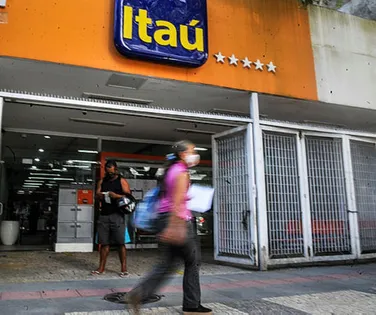 Agências fechadas e filas gigantes: Itaú encerra unidades na Bahia - Imagem