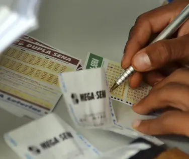 Idoso barrado em bolão da Mega-Sena por atraso de minutos receberá prêmio na Justiça - Imagem