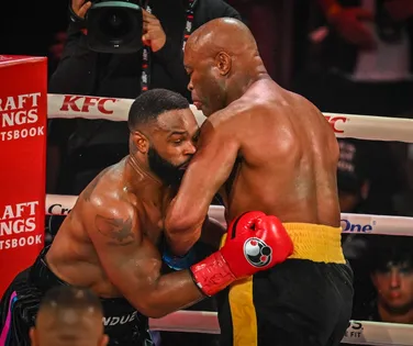 Anderson Silva nocauteia Tyron Woodley em Miami - Imagem