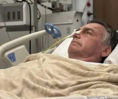 Bolsonaro está estável após internação com pneumonia aguda - Imagem