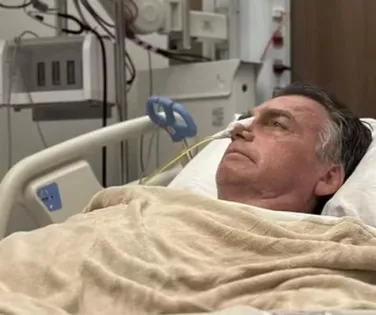 Carlos relata piora de Bolsonaro e madrugada de "pressão altíssima" - Imagem