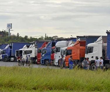 Caminhoneiros desistem de greve e elogiam Lula após MP sobre frete - Imagem