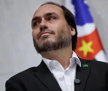 Carlos Bolsonaro renuncia mandato no Rio para cumprir nova missão - Imagem