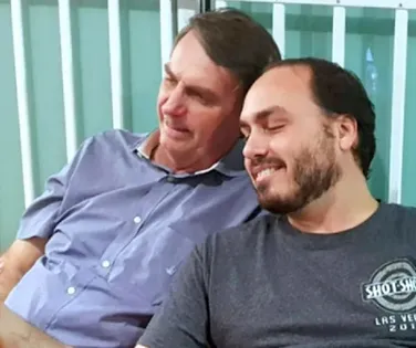 "Dormi com meu pai": Carlos revela estado de saúde do ex-presidente - Imagem