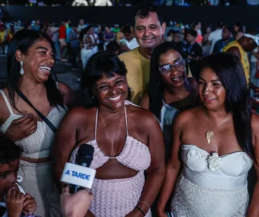 Ceia no meio da multidão: grupo leva jantar completo para a Virada Salvador - Imagem