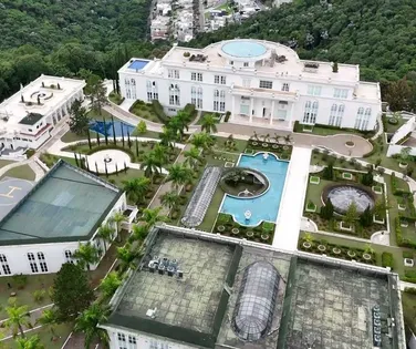 Conheça a apresentadora famosa dona da maior mansão do Brasil de R$1 bilhão - Imagem