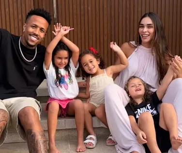 De férias na Bahia, esposa de jogador da seleção se envolve em polêmica com enteada - Imagem