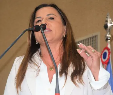 Deputada baiana é acusada de promover marido político - Imagem