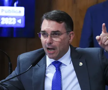 Flávio Bolsonaro escala senador nordestino para campanha à Presidência - Imagem