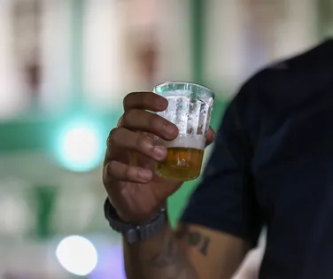 Jovens bebem menos álcool e usam mais cigarro eletrônico em Salvador - Imagem