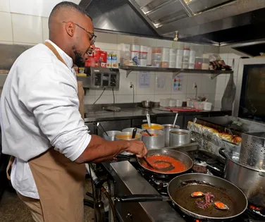 Eles não param à meia-noite: o Réveillon de quem trabalha na virada - Imagem