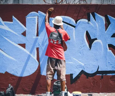 Evento de grafite reúne artistas e revitaliza rua em Salvador - Imagem