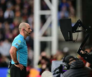 Fim da cera e VAR todo-poderoso: novas regras do futebol para a Copa - Imagem