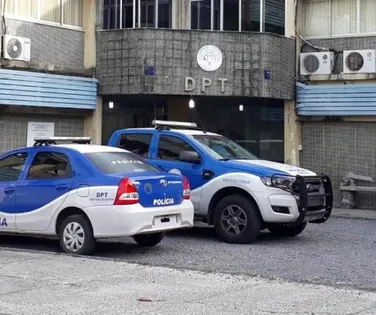 Corpo com marcas de tiros e facadas é encontrado no Largo do Tanque - Imagem