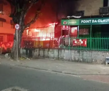 Incêndio destrói depósito com materiais de ambulantes em Salvador - Imagem