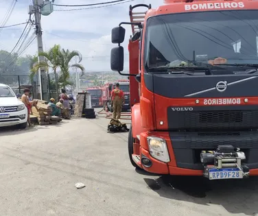 Incêndio em ferro-velho: a atitude heroica de morador para evitar tragédia - Imagem