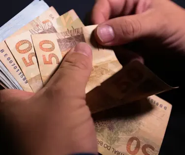 Mulher é indenizada por ser chamada de "velha" por gerente e colega - Imagem