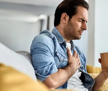 Alimentação, sono e álcool elevam risco cardíaco em festas de fim de ano - Imagem