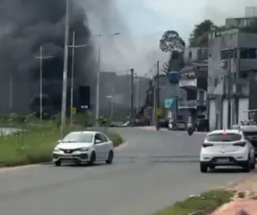 Grande protesto bloqueia Av. Gal Costa e gera caos no trânsito de Salvador - Imagem