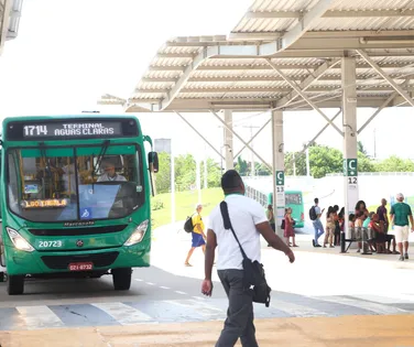 Rodoviários atrasam saída dos ônibus em Salvador nesta quinta (7) - Imagem