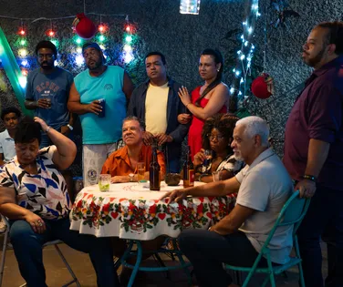 Sem neve e sem fantasia: série transforma o Natal em campo de batalha - Imagem