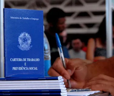 Taxa de desemprego cai a 5,2% no trimestre encerrado em novembro - Imagem