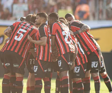 Titular do Vitória deixa campo machucado e liga alerta no Brasileirão - Imagem