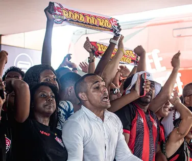 Torcida realiza AeroNego e apoia delegação antes de jogo do Vitória - Imagem