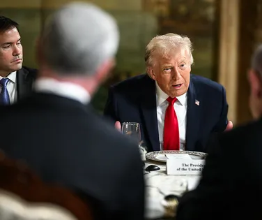 Trump ameaça intervir no Irã após mortes em protestos - Imagem