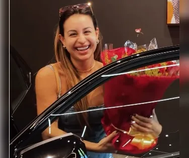 Vídeo: Zagueiro do Vitória presenteia esposa com veículo de luxo - Imagem