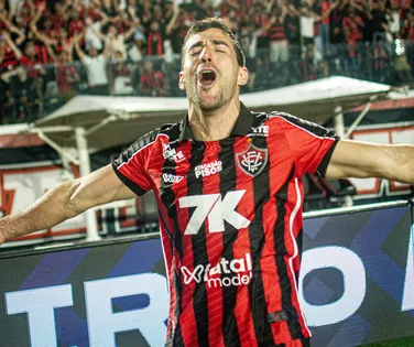 Vitoria oficializa saída de Raúl Cáceres: "Um dos nossos" - Imagem