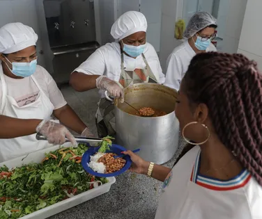 Alimentação escolar da Bahia viraliza na web: "um banquete" - Imagem