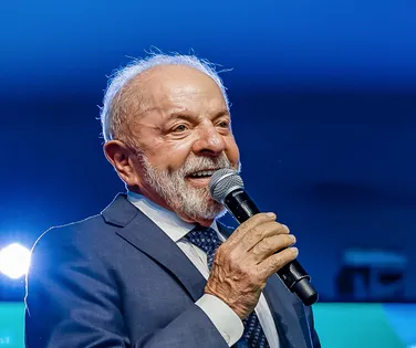 Lula passa por procedimento para tratar lesão na cabeça - Imagem