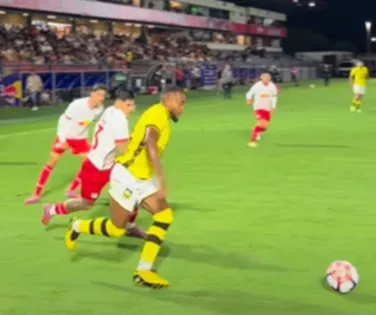 Ex-Bahia protagoniza lance bizarro e decide derrota no Paulistão - Imagem