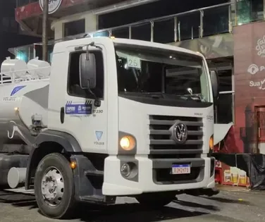 Foliã morre atropelada por caminhão de limpeza no Carnaval de Salvador - Imagem