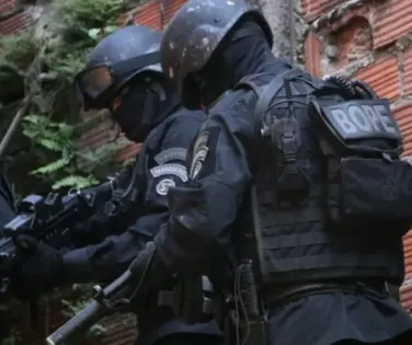 Homem morre após granada explodir no seu cinto durante confronto em Salvador - Imagem