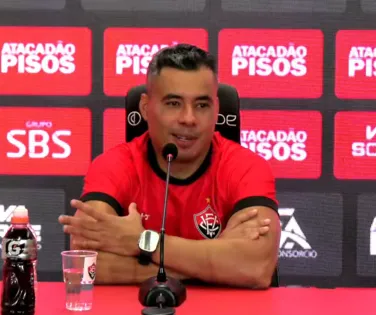 Jair enaltece "espírito coletivo" após grande estreia do Vitória - Imagem