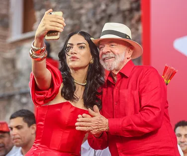 Vídeo: Janja puxa orelha de Lula após selfie com mulher em evento do PT - Imagem