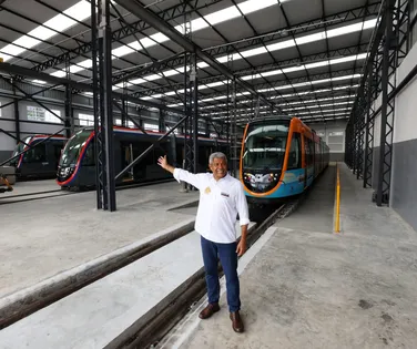VLT de Salvador: Jerônimo inspeciona 3º trem e anuncia chegada de novos veículos - Imagem
